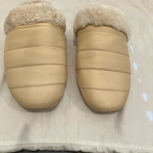 Vionic Josephine nylon puffy quilted indoor/outdoor orthotic insole slippers.